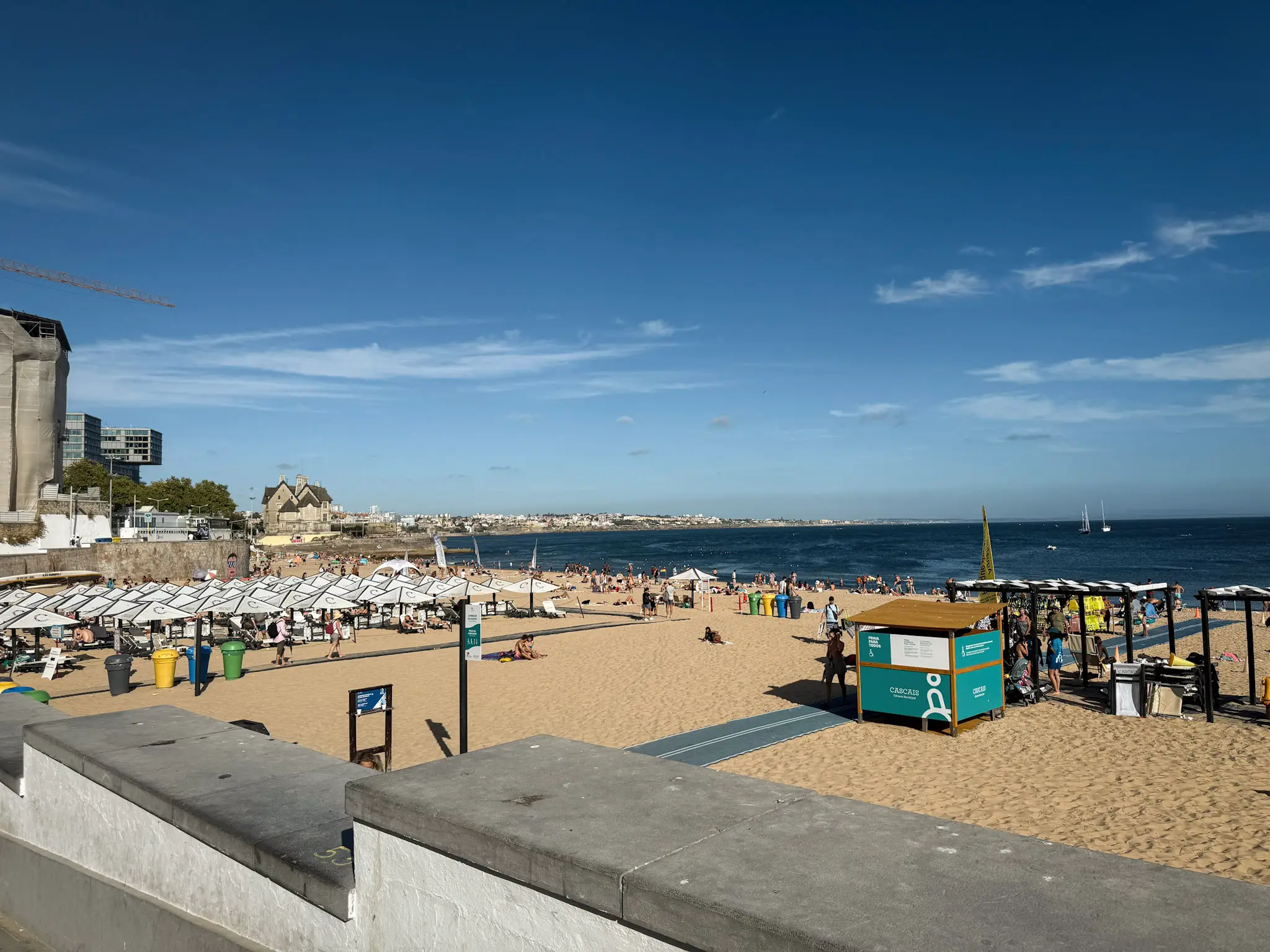 Vue d'une des plages de Cascais près de Lisbonne