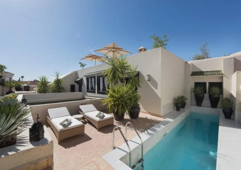 Piscine et solarium du Riad kheirredine à Marrakech