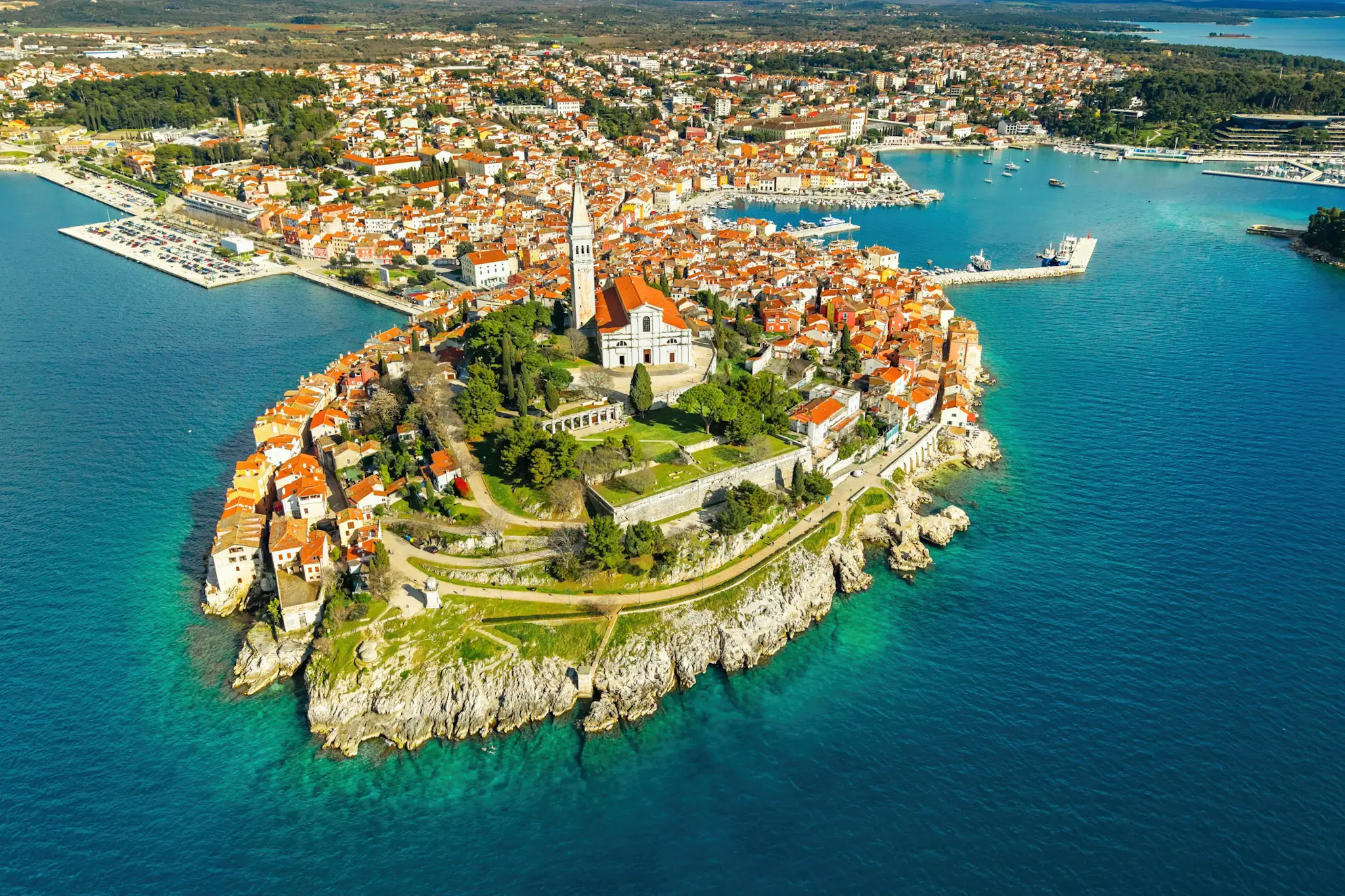Itinéraires 7 jours - Vue aérienne d’une ville côtière méditerranéenne en Europe