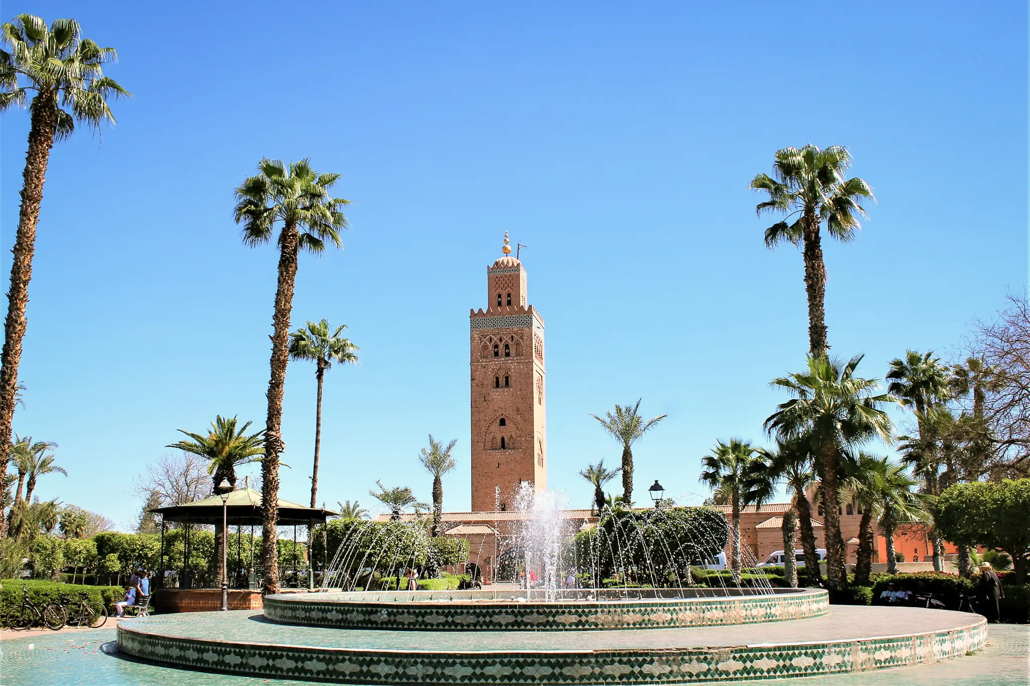 Marrakech en 2 jours — Minaret de la Koutoubia à l’heure bleue, palmiers et fontaine en premier plan