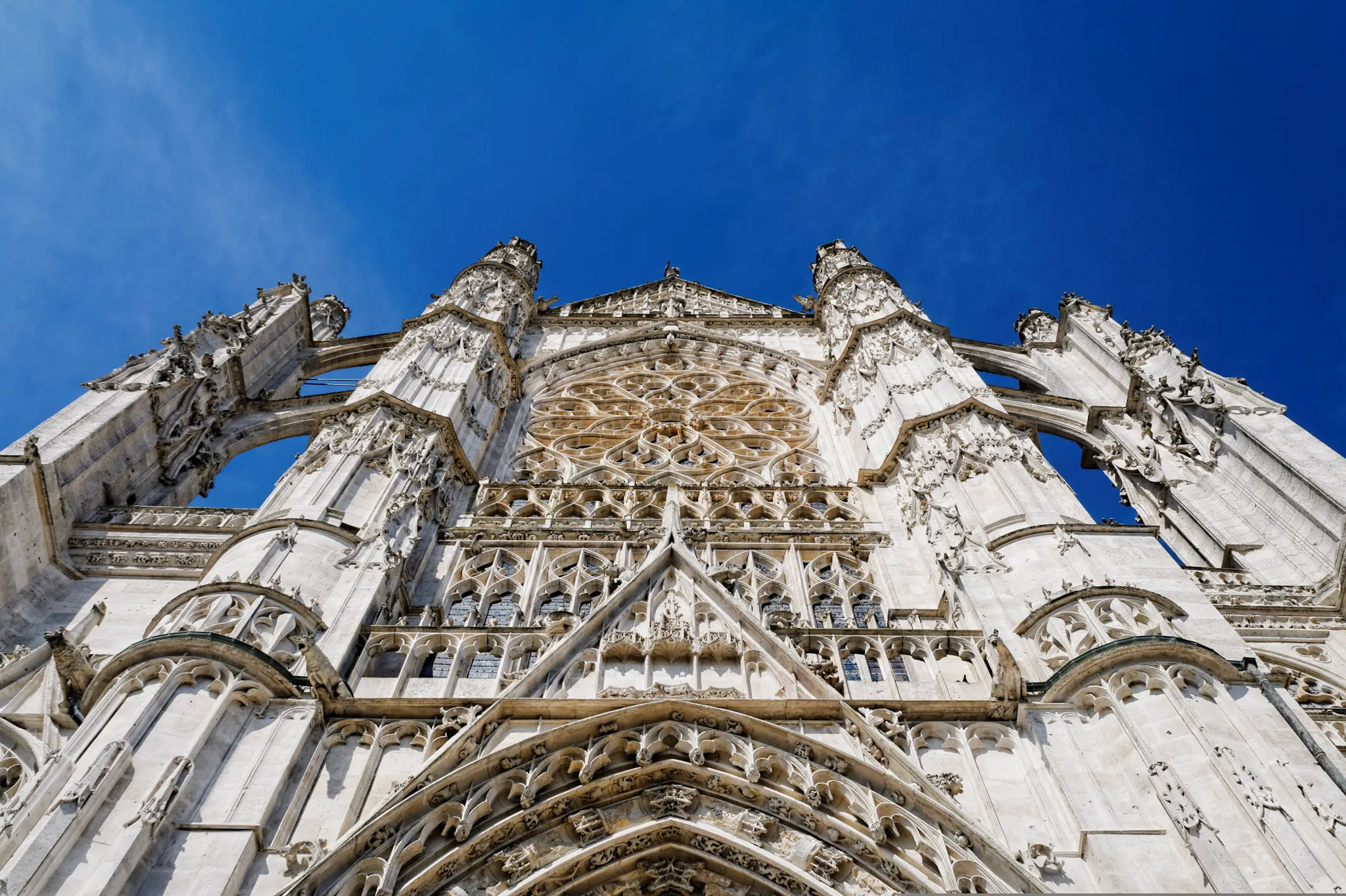 Voyages depuis Paris-Beauvais - Cathédrale Saint-Pierre de Beauvais sous un ciel bleu