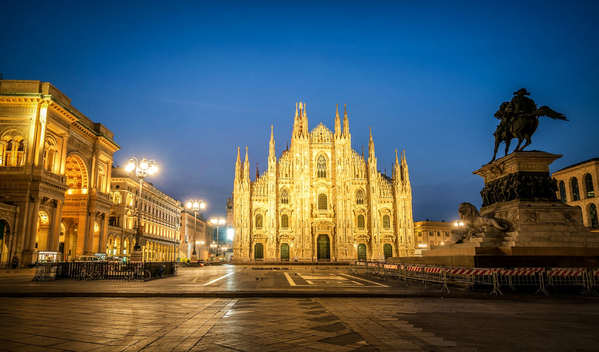 Visiter Milan en 2 jours - Cathédrale Duomo de Milan illuminée à la tombée de la nuit, façade gothique en marbre