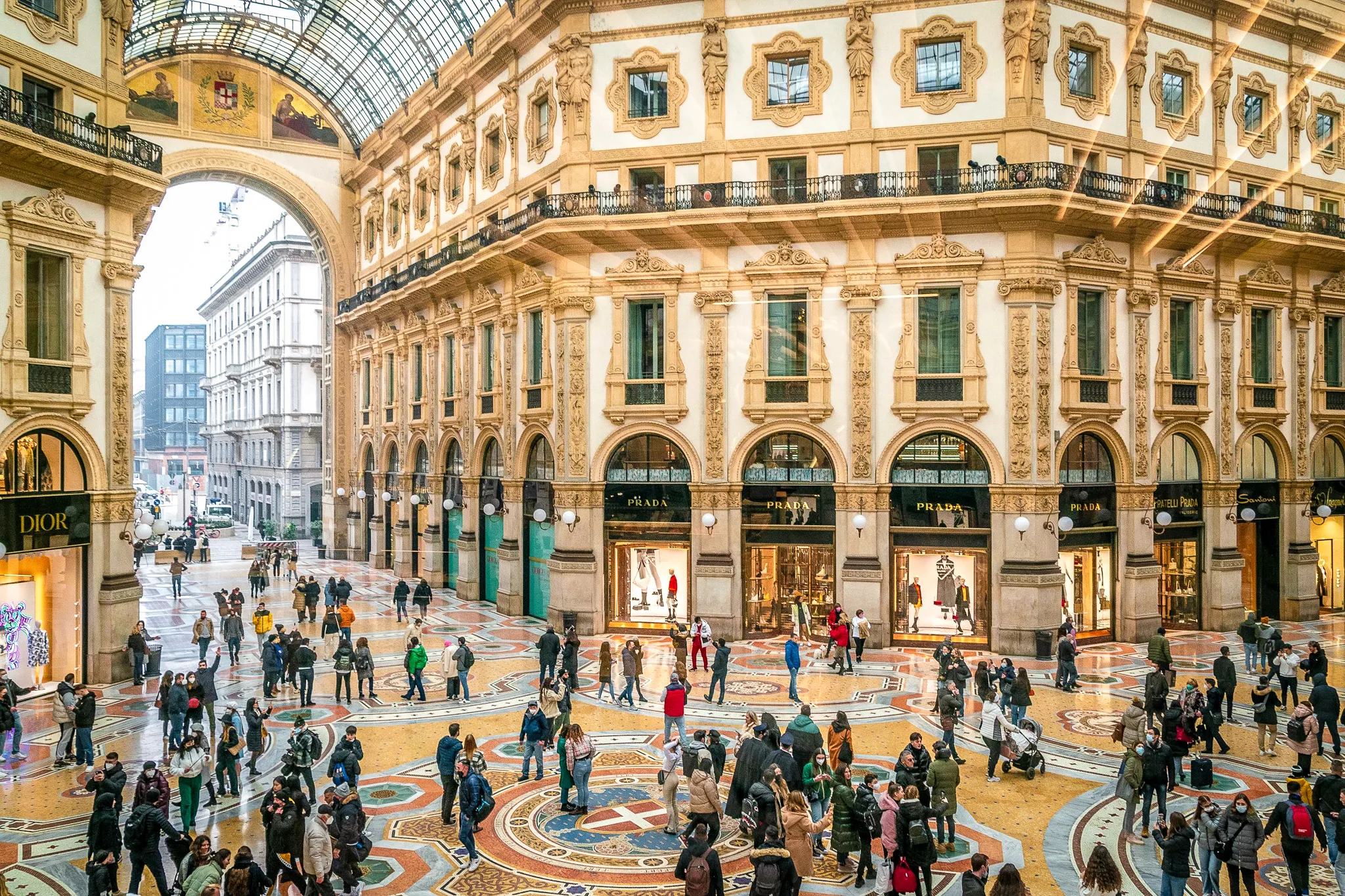 Destination Milan - Galerie Vittorio Emanuele II de Milan, perspective des boutiques et lumière dorée