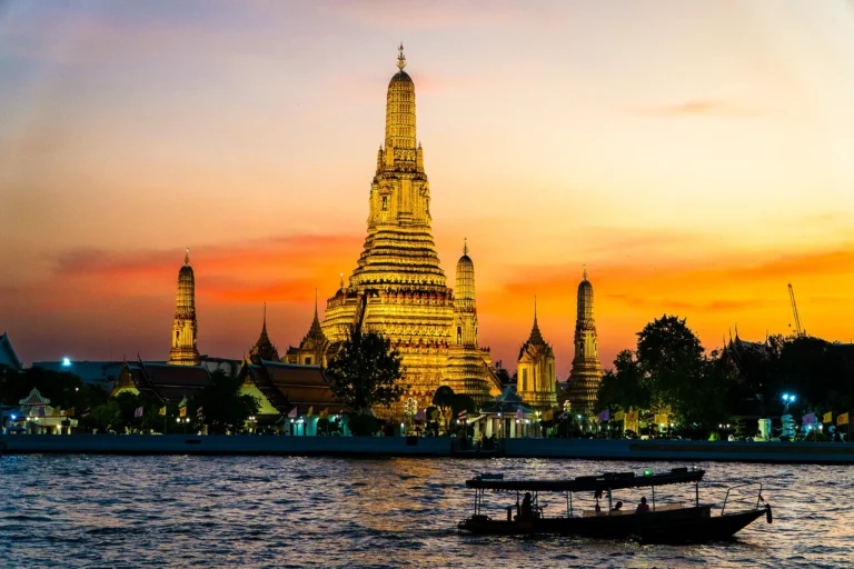 Le temple Wat Arun à Bangkok au coucher du soleil