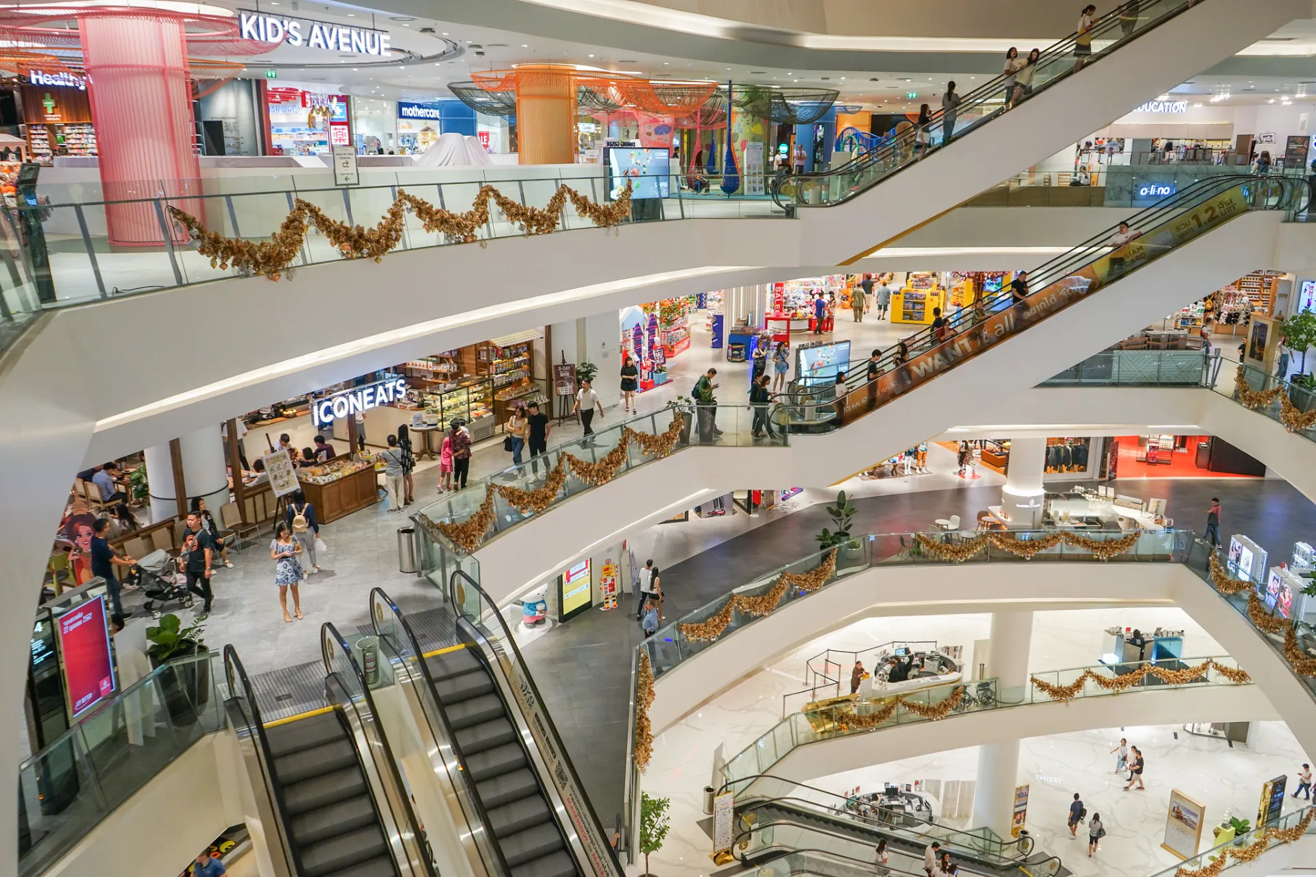 Les nombreux étages du centre commercial ICONSIAM de Bangkok.
