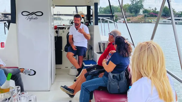 Croisière en bateau sur le fleuve du Guadalquivir à Séville en Espagne