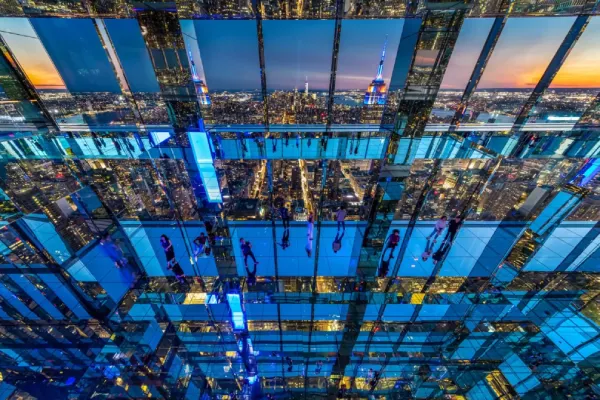 L'étage en verre du Summit One Vanderbilt de New York, de nuit