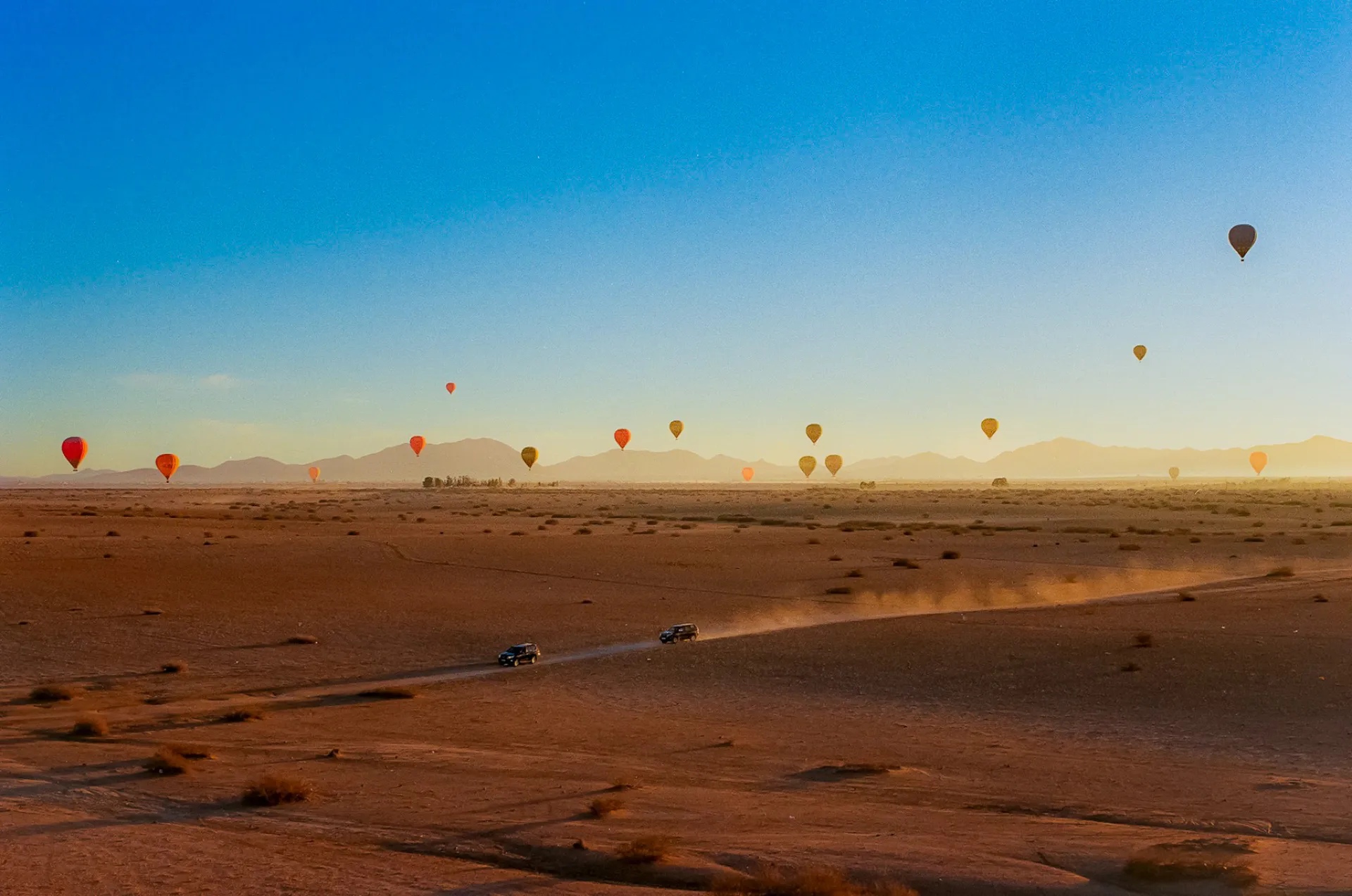 Levée de montgolfières à l'aube dans le désert d'Agafay du Maroc