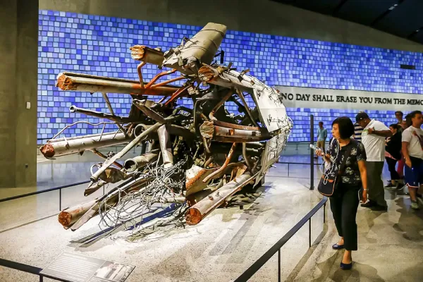 Une femme regardant un vestige au musée du 11 septembre à New York
