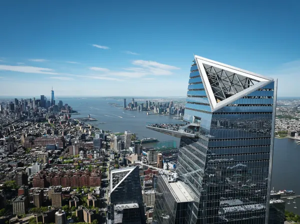 Une foule au dessus du vide sur le pont d'observation de l'Edge à New-York