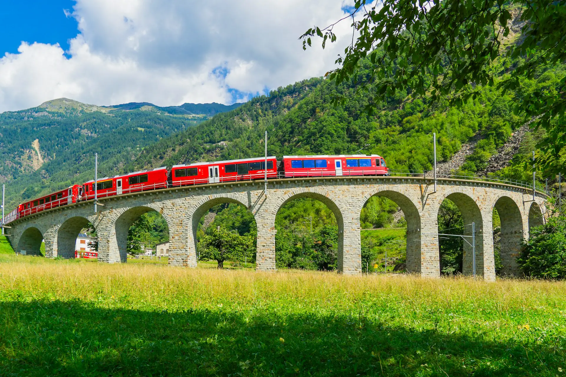 Le train panoramique de la Bernina traversant un aqueduc depuis Milan