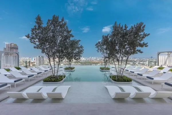 La piscine du rooftop du Eastin Grand Hotel Phayathai de Bangkok en thaïlande
