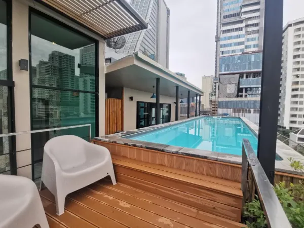 La piscine du rooftop du Tints of Blue Hotel de Bangkok en Thaïlande