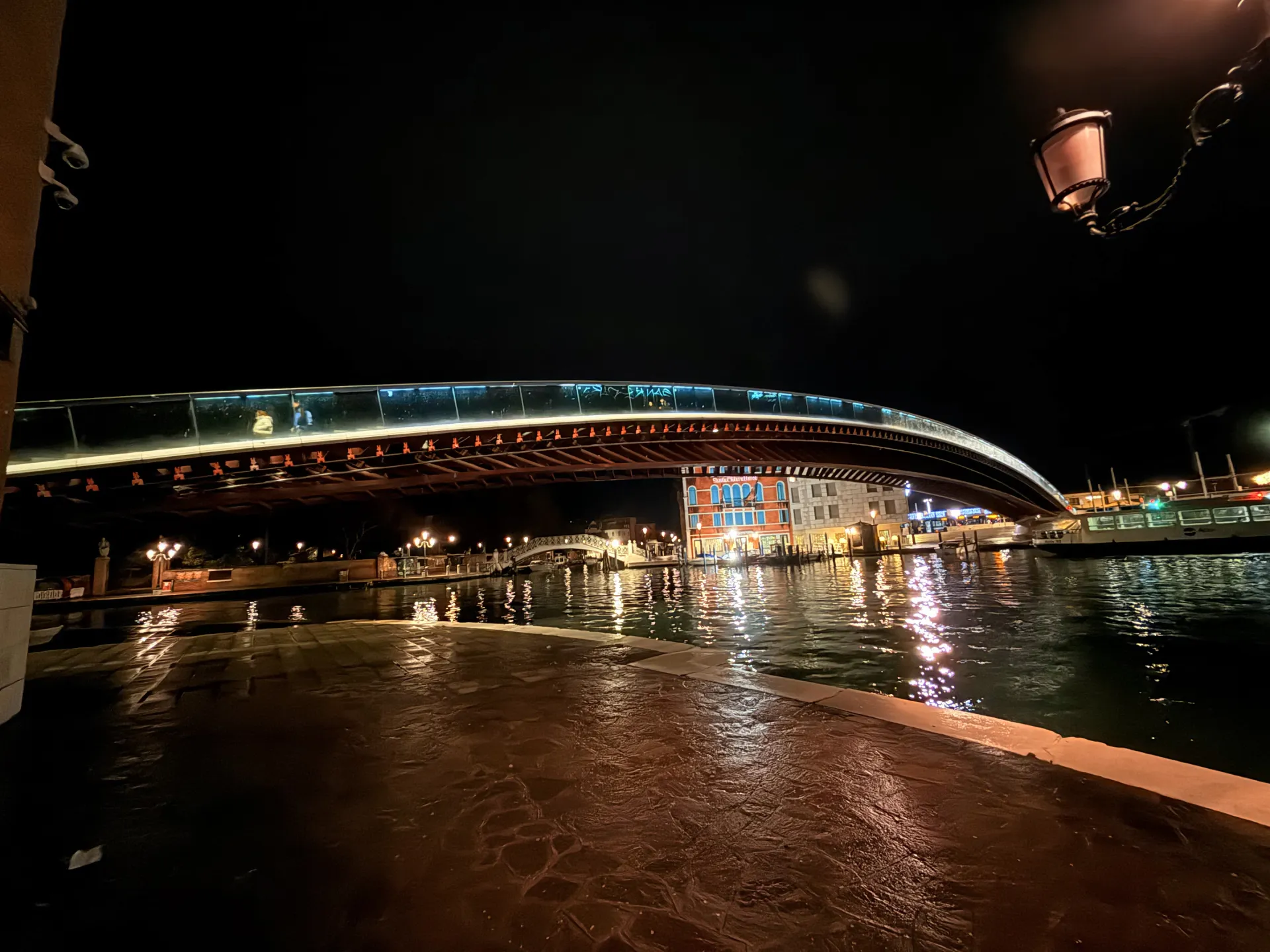 Le ponte della Constituzione de Venise de nuit